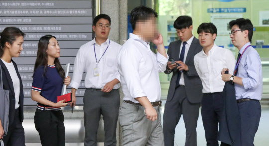 수사받는 가족  펀드조국 법무부 장관 가족이 투자한 사모펀드 운용사인 코링크 이상훈 대표(왼쪽 세번째)가 17일 오후 검찰 조사를 받기 위해 서울 서초구 서울중앙지검에 출석해 엘리베이터를 기다리며 누군가와 통화를 하고 있다.  연합뉴스